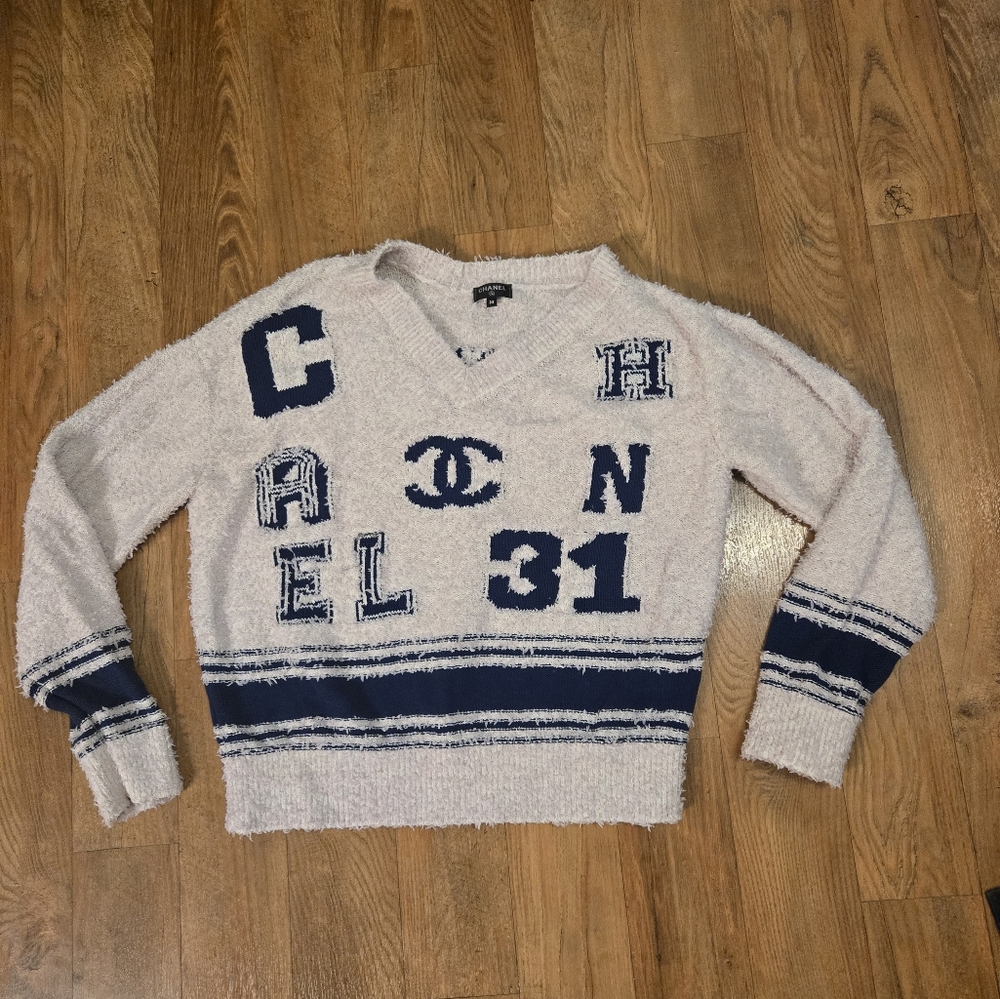 Men's White and Blue Sweater